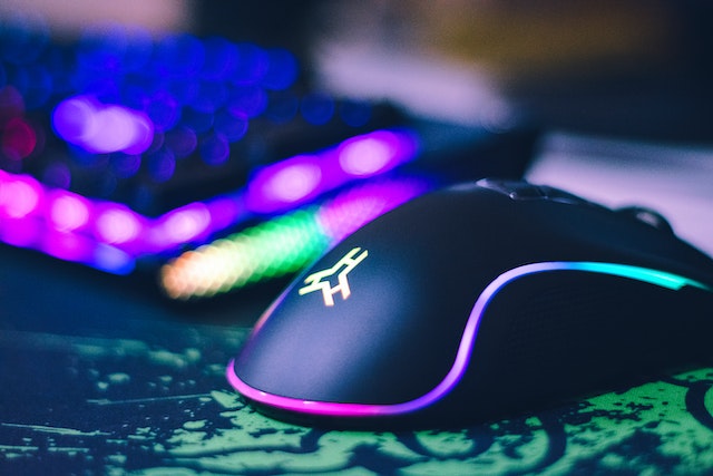 What are the benefits of using a keyboard and mouse for gaming over a controller?